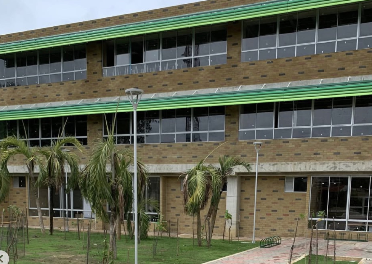 Megacolegio Toluviejo con bloque catalán estructural Tectónico