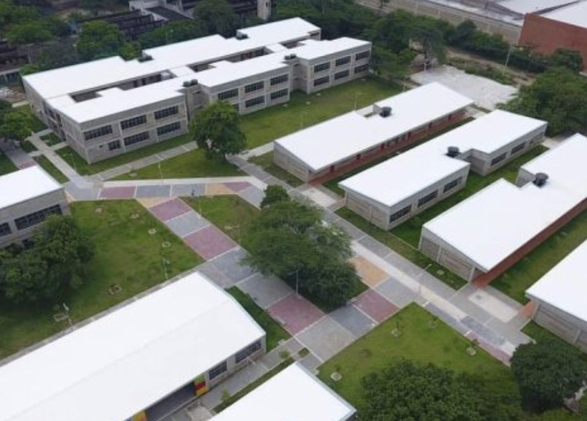 Vista aérea de la IED Técnico Simón Bolívar Santa Marta - Complejo educativo con bloques Tectónico