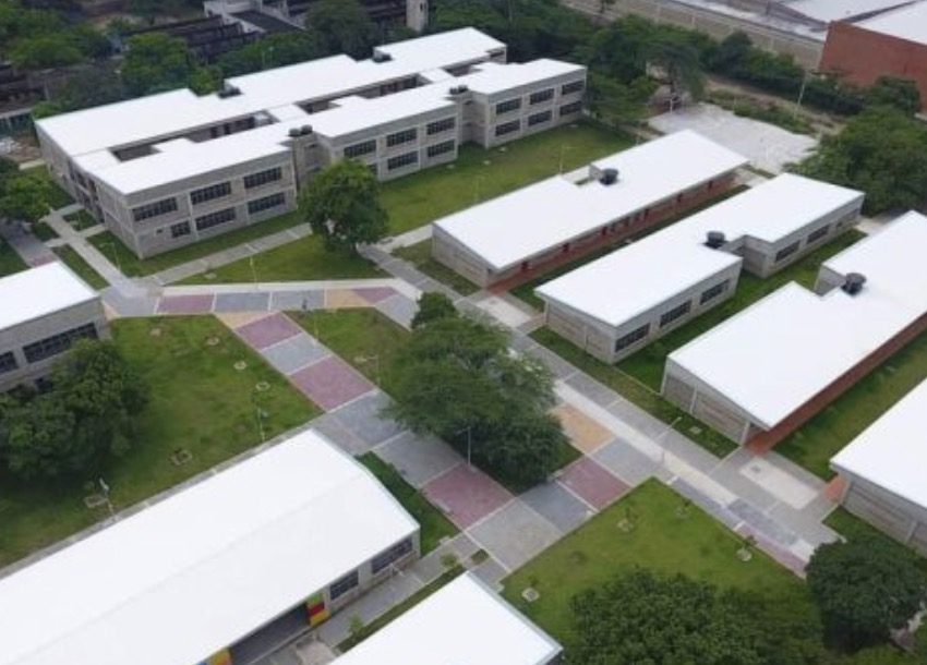 Vista aérea de la IED Técnico Simón Bolívar Santa Marta - Complejo educativo con bloques Tectónico