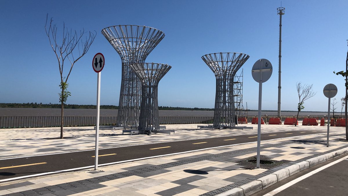 Esculturas metálicas del Gran Malecón del Río sobre plaza en losetas de concreto Tectónico