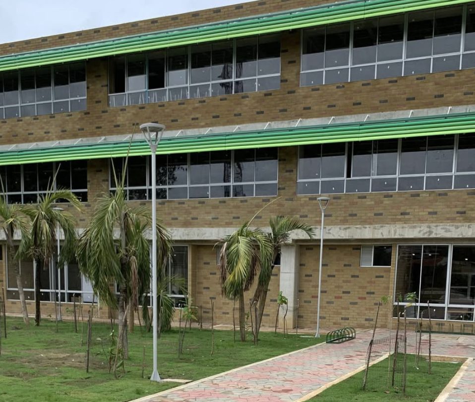 Megacolegio del Caribe de dos plantas con sendero peatonal en adoquines de concreto