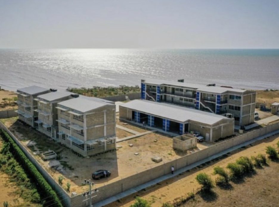 Vista aérea de megacolegio frente al mar construido en mampostería de bloque de concreto