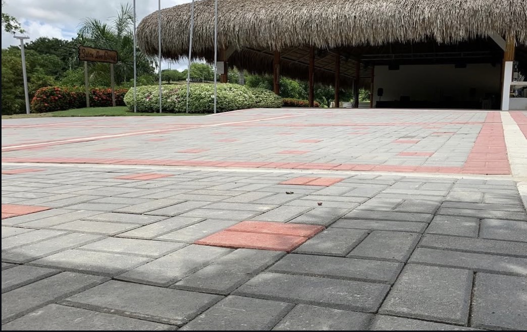 Adoquines en plaza con kiosco