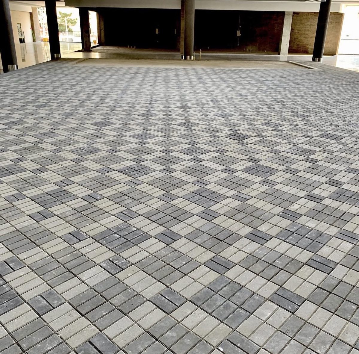 Adoquines para tráfico pesado Tectónico en accesos industriales y patios de carga