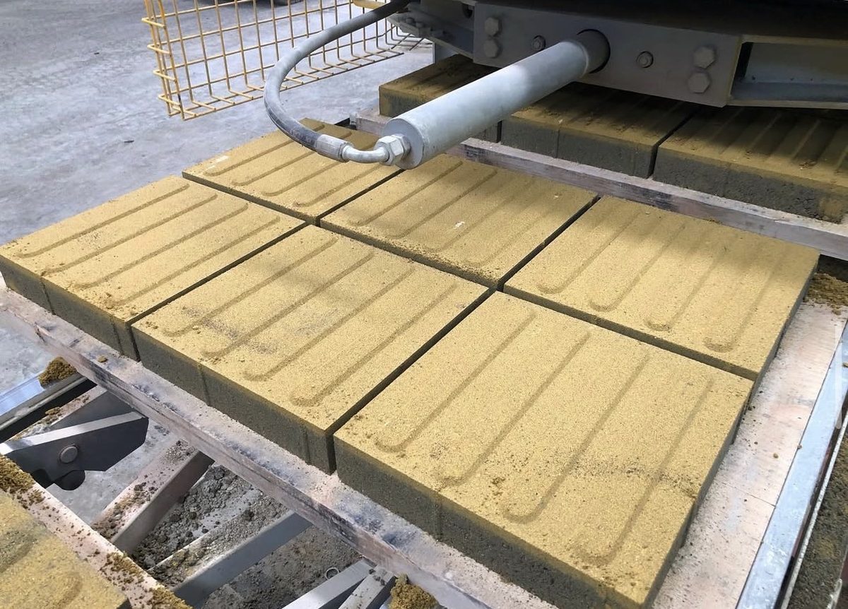 Losetas táctiles de guía recién moldeadas en la línea de producción Tectónico