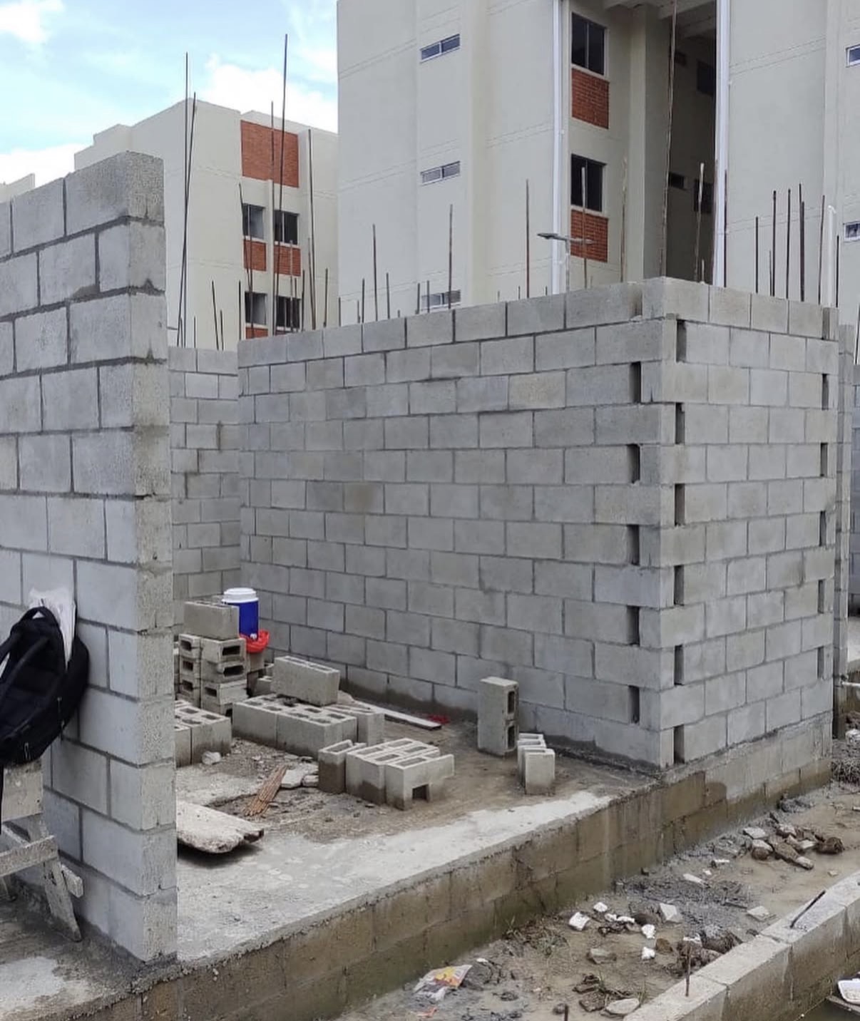Mampostería con bloques en obra