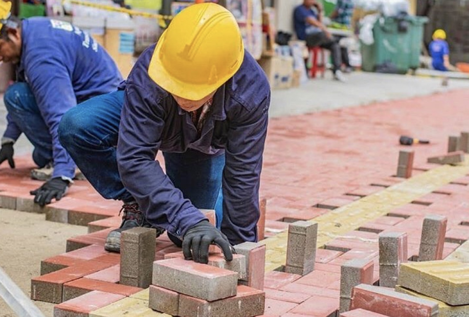 Instalación de adoquines Tectónico en obra de renovación urbana de Sincelejo